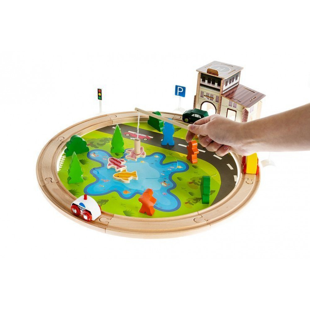 Malá dětská dřevěná dráha s autíčky